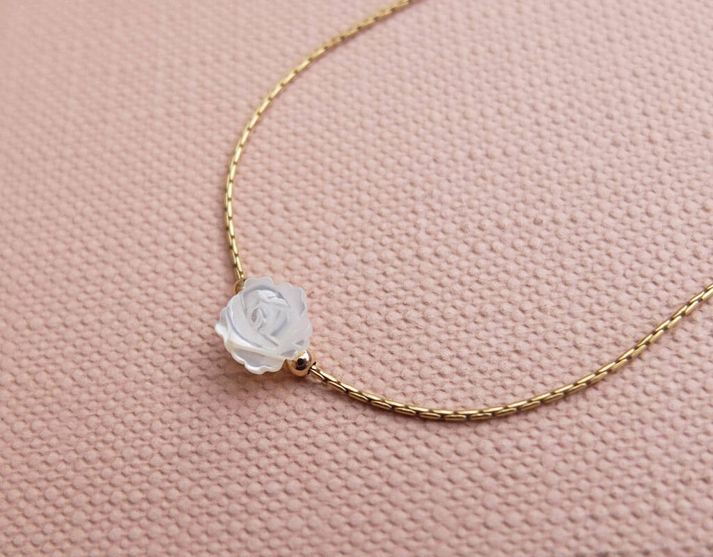 Tiny chain bracelet with white rose