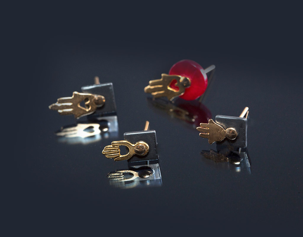 Black and gold stud with hamsa